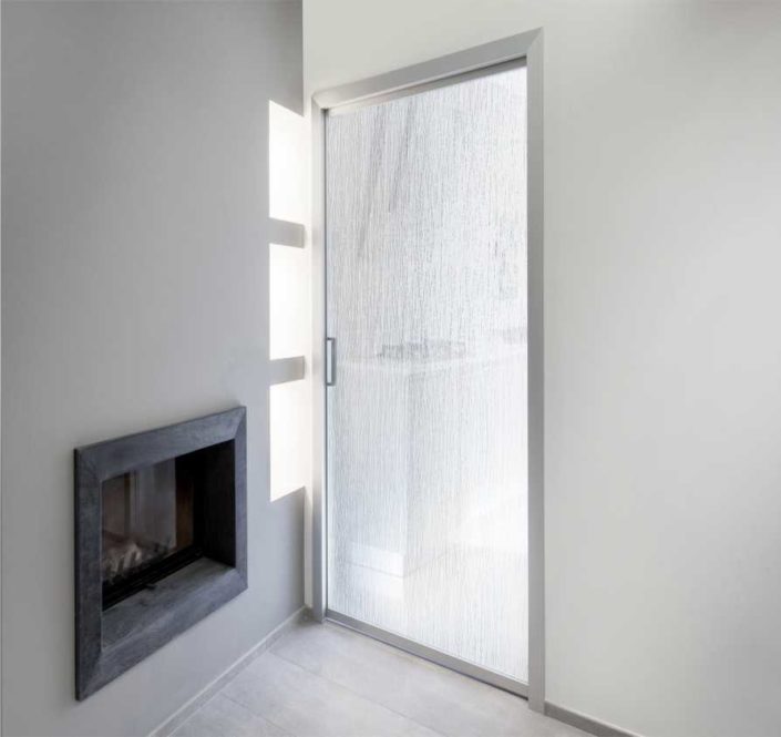 porta-scorrevole-a-scomparsa-SC-1-con-vetro-FUZZY-by-designer-Defne-Koz-maniglia-CLIP-Argento-Opaco